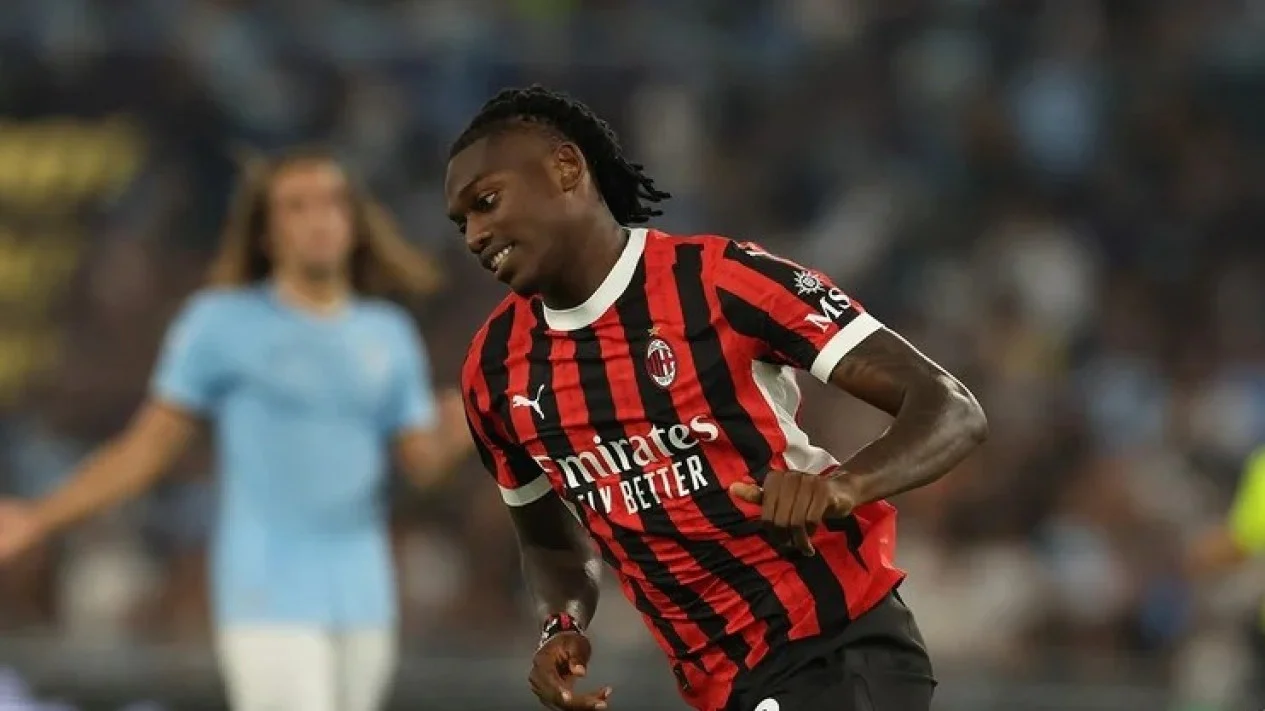 Rafael Leao diburu Napoli
